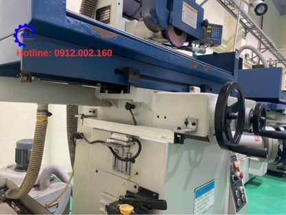 Thước quang được lắp trên máy tiện