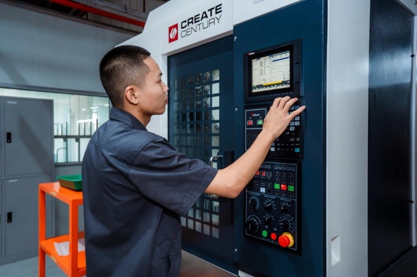 Bộ điều khiển máy CNC và vận hành máy CNC.