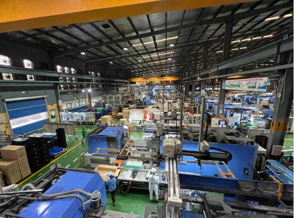 Bố trí sản xuất trong nhà xưởng cơ khí với nhiều máy móc và khu vực gia công