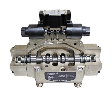 Các lỗ và đường dẫn dầu được gia công bên trong thân van thủy lực.