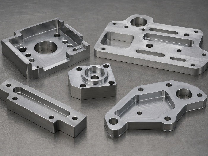 Chi tiết có lỗ, rãnh, hốc và biên dạng gia công 2.5D
