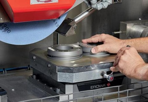 Đá mài, chi tiết trên bàn máy và đồng hồ so