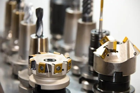 Nhiều dao cụ CNC, dao phay, mũi khoan, insert