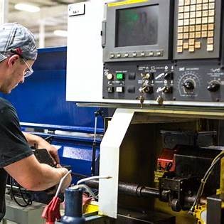 Thợ đang setup máy CNC để gia công
